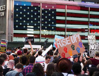 Μέχρι να δώσει οδηγίες ο Ντ.Τραμπ δεν αλλάζουν οι στρατολογήσεις των διεμφυλικών